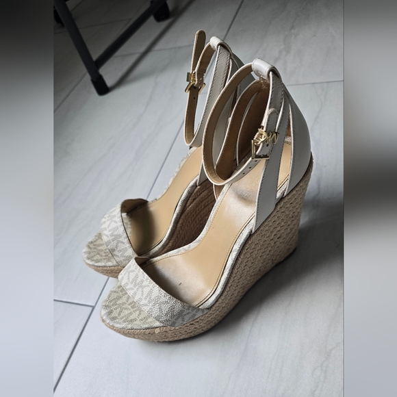 MICHAEL KORS Kimberly Logo and Leather Wedges Sandals Vanilla Cream Shoes Sz 7.5 - Picture 3 of 16